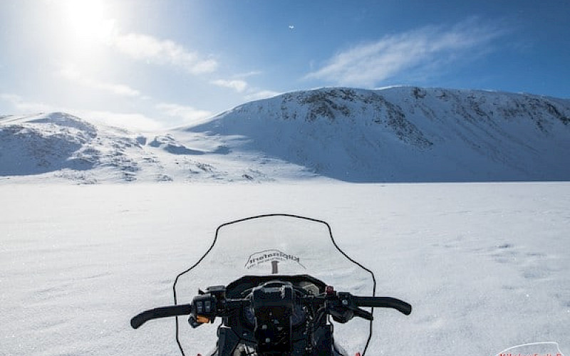 Tundraseikkailu moottorikelkoilla