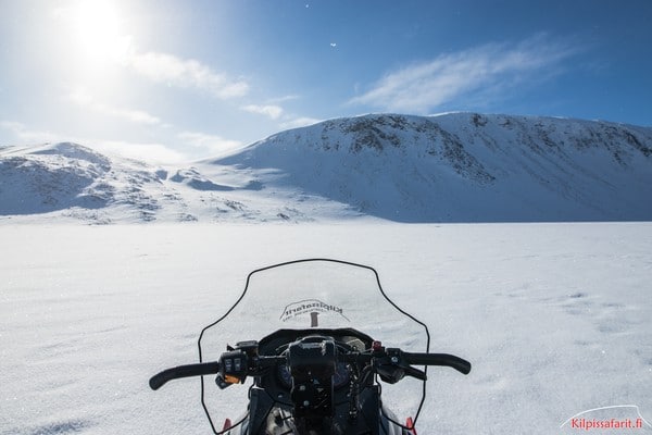 Tundraseikkailu moottorikelkoilla